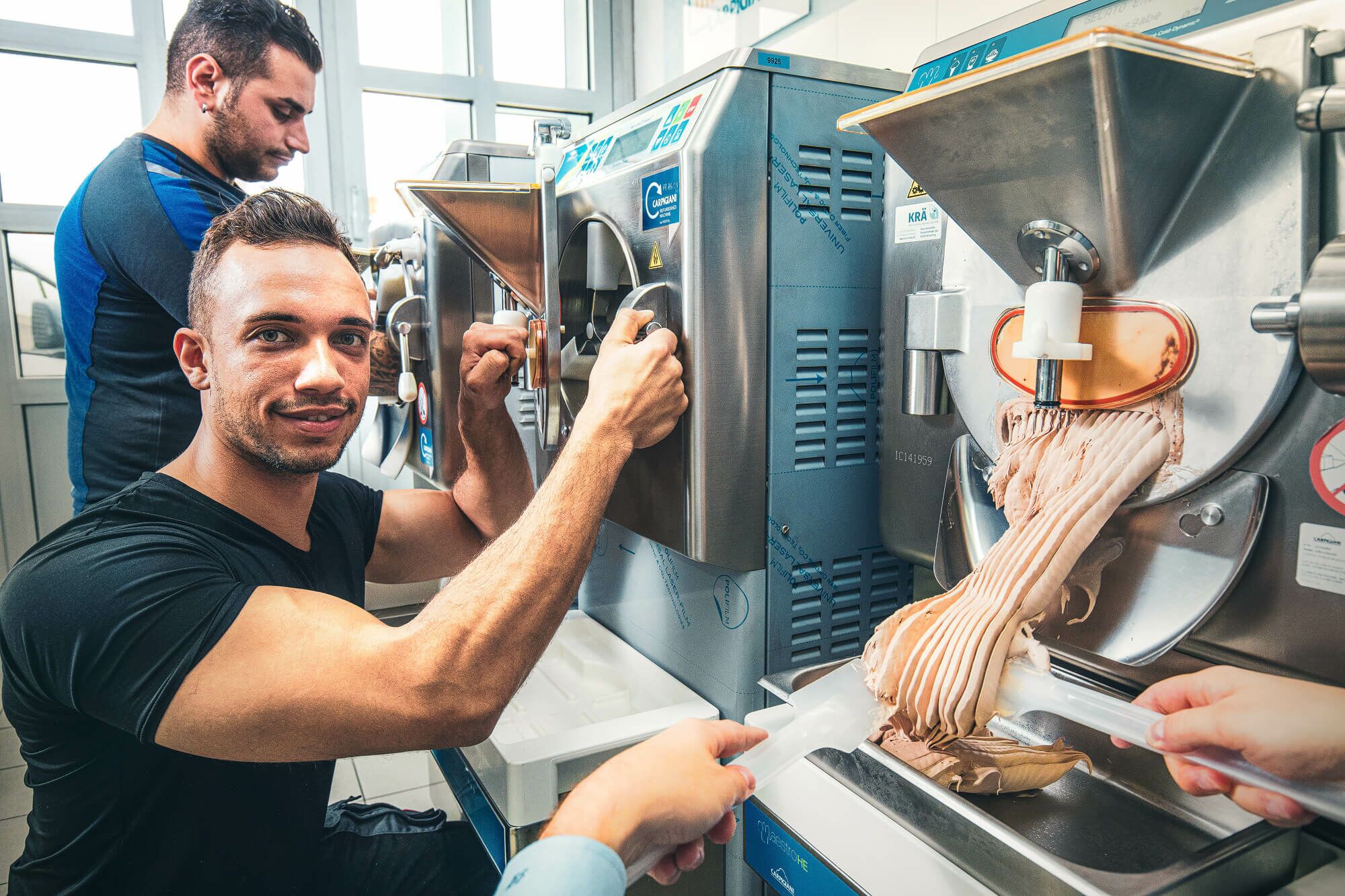 Speiseeis wird hergestellt