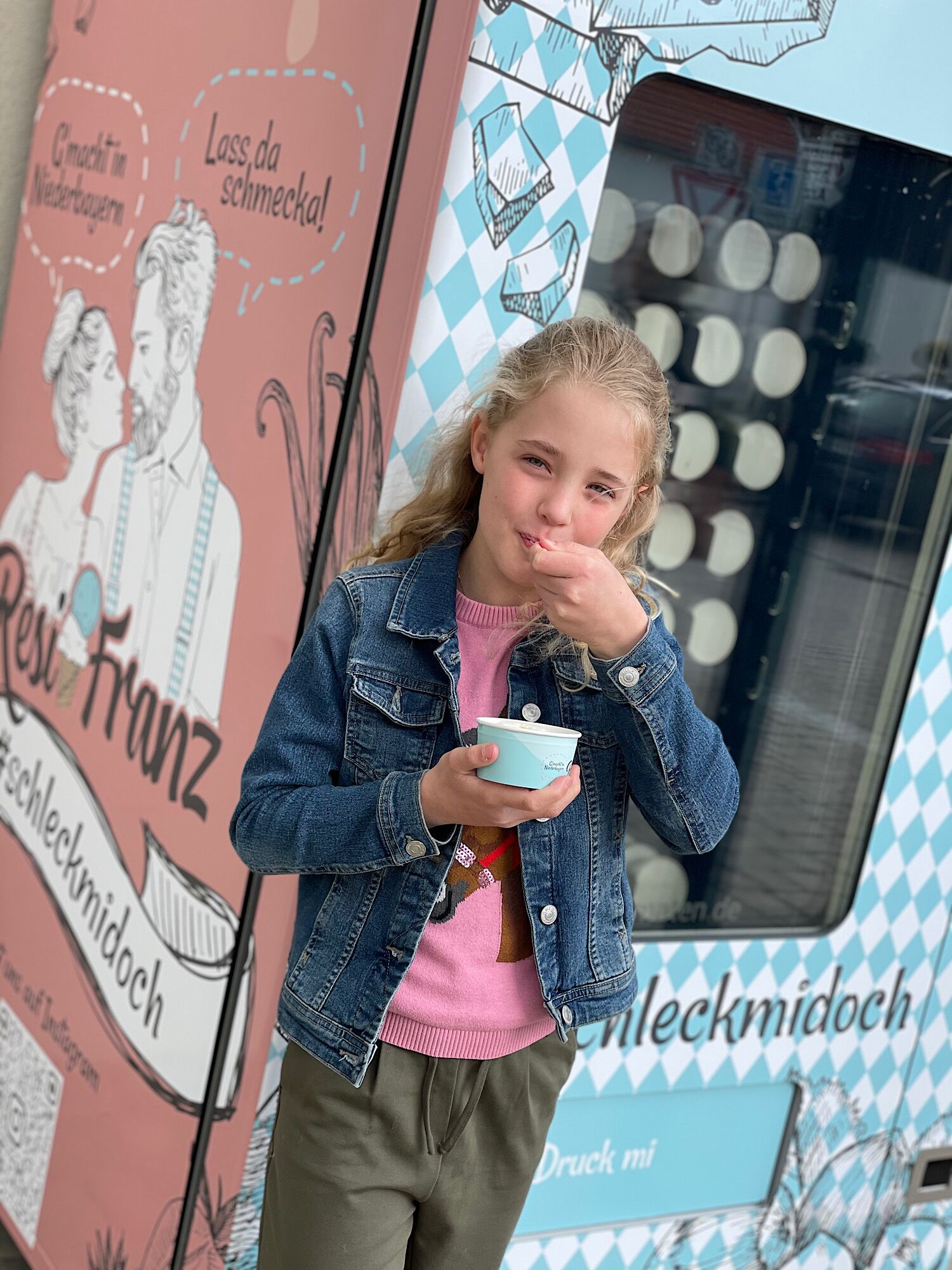 Kind isst Resi & Franz Eis am Eis-Automaten - KRÄ Eistechnik