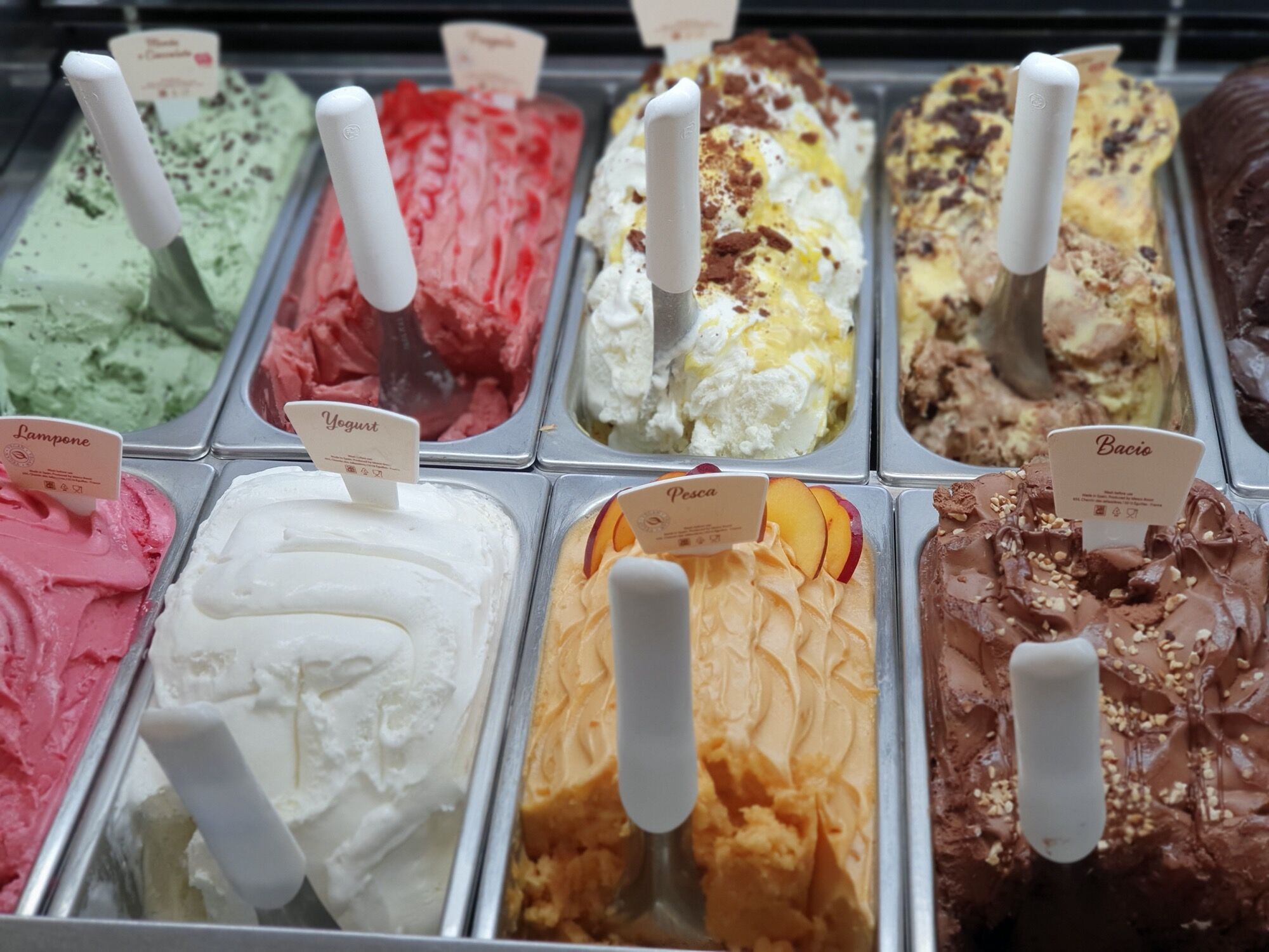 Eine schlechte Eispräsentation in einer Vitrine in einem Eiscafé