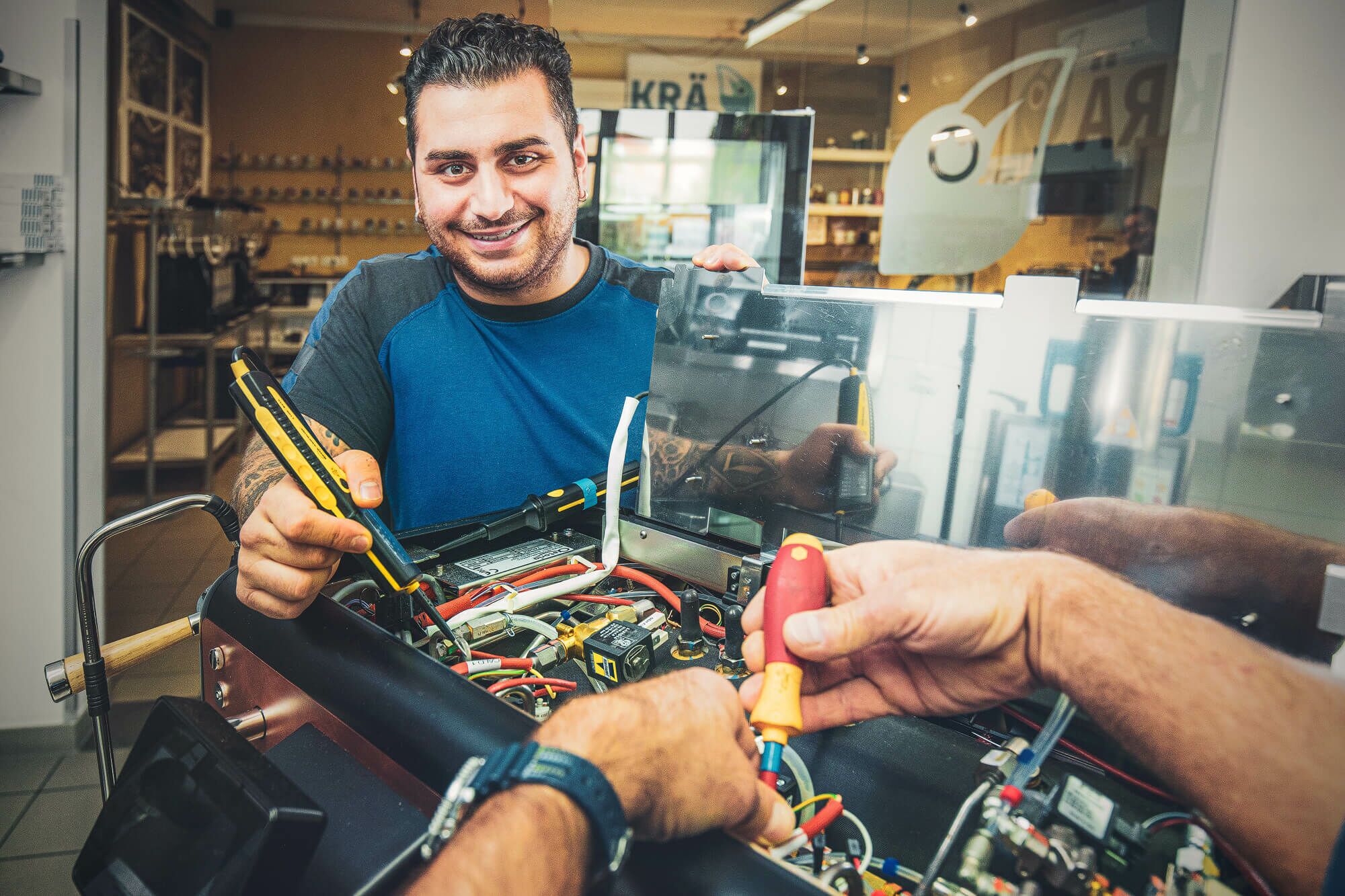 Mitarbeiter arbeitet an Maschine