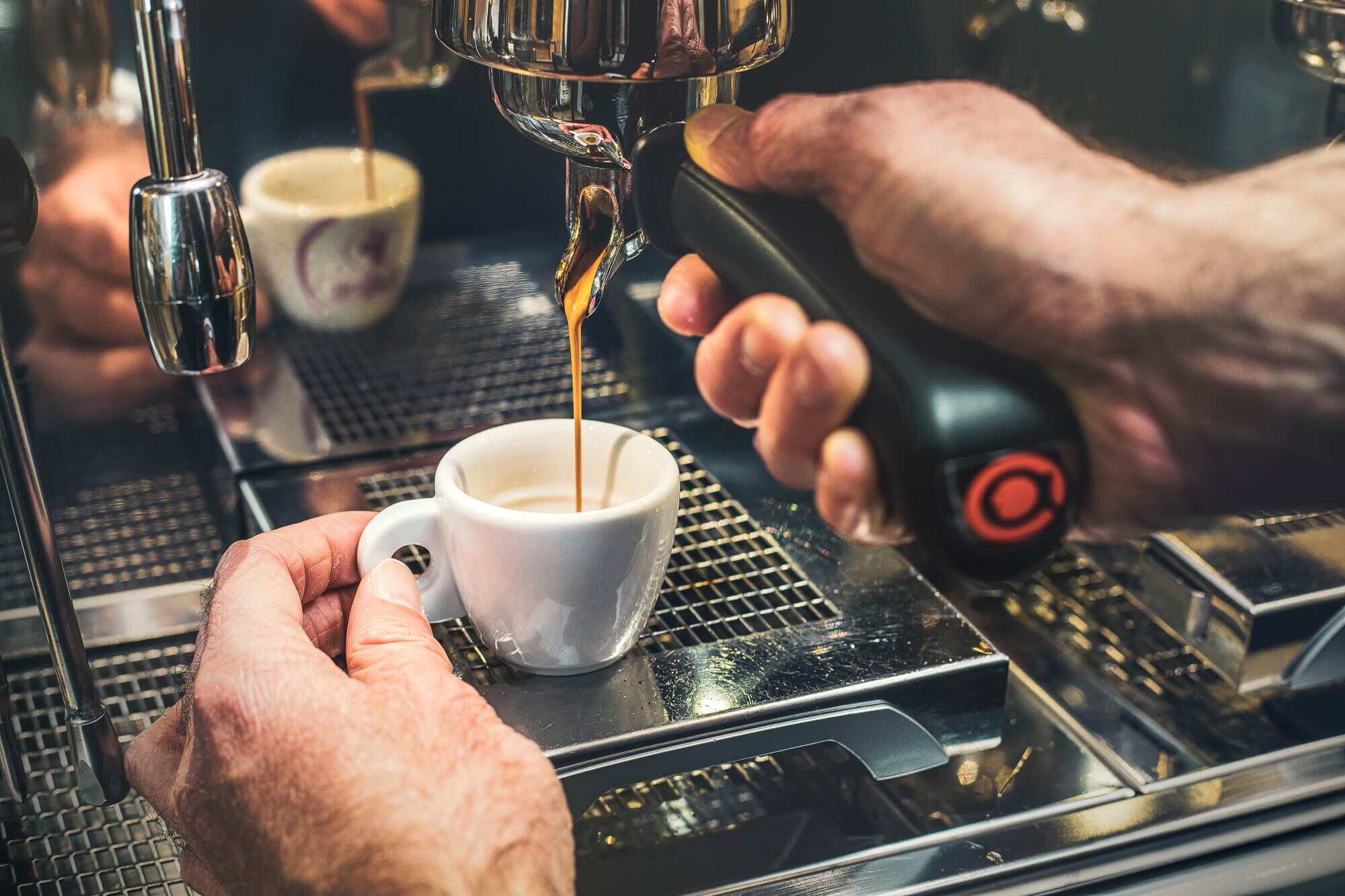 Espresso läuft aus der Kaffeemaschine